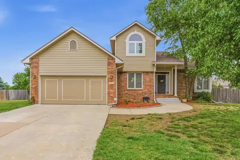 1412 Clubhouse Ct, Andover, KS 67002