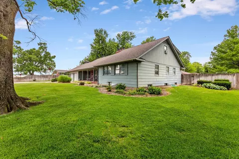 Exterior - 910 W 4th St, Halstead, KS 67056 photo 2 of 9