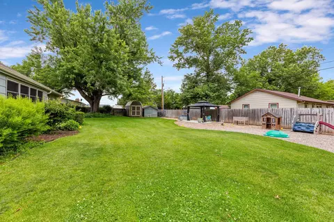 Exterior - 910 W 4th St, Halstead, KS 67056 photo 3 of 9