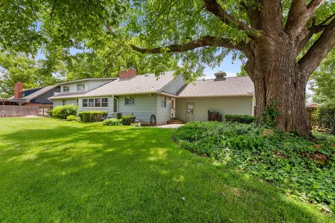 Exterior - 910 W 4th St, Halstead, KS 67056 photo 6 of 9