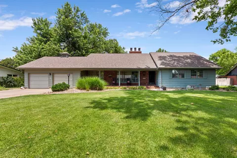 910 W 4th St, Halstead, KS 67056