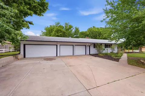 33 Regal Cres, North Newton, KS 67117