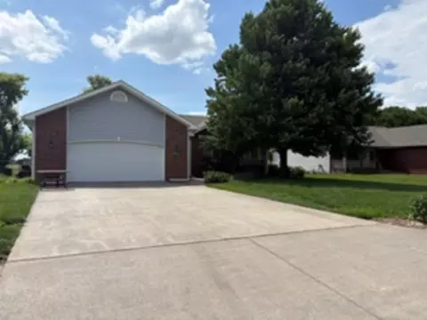 1215 Redbud Ct, Halstead, KS 67056