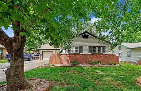 1354 N Westview Dr, Derby, KS 67037