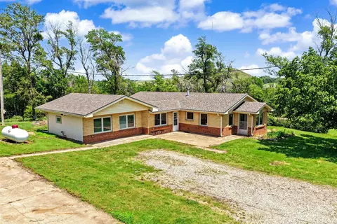 300 Rafter M Ln, Salina, KS 67401