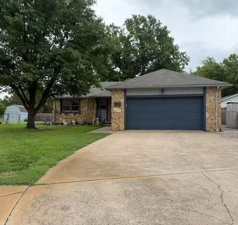 4 Park Ct, Valley Center, KS 67147