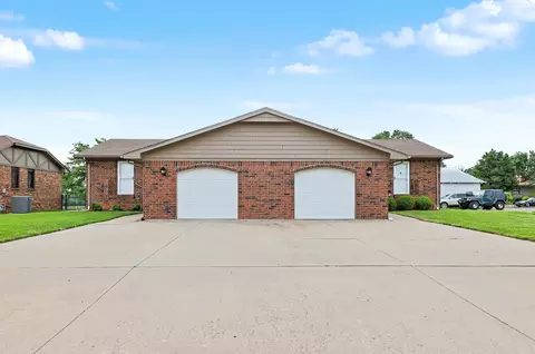 1700-1704 N Fairway Dr, Augusta, KS 67010