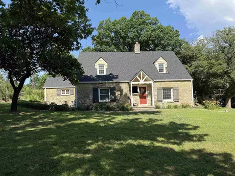 23 Crestwood Dr, Arkansas City, KS 67005