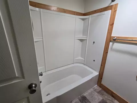 Bath - 317 E Wagner St, Dexter, KS 67038 photo 2 of 4