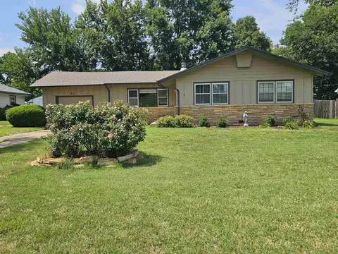 511 N Country Acres Ave, Wichita, KS 67212