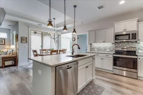 Kitchen - 925 E Clearlake, Derby, KS 67037 photo 6 of 9