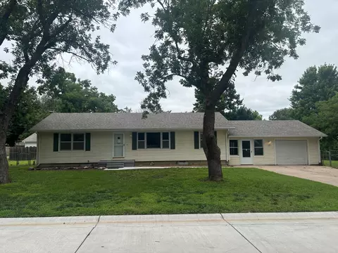 120 E 9th, Halstead, KS 67056
