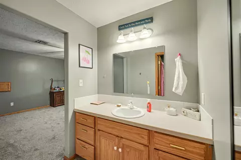 Bath - 417 Coreyview Pl, Abilene, KS 67410 photo 2 of 3