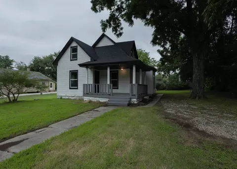 1424 E 1st St, Winfield, KS 67156