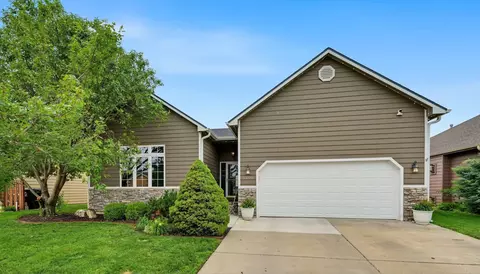 2206 Pheasant Ln, Salina, KS 67401