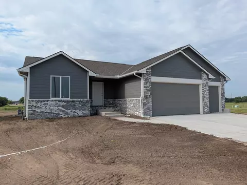219 Summer Dr, Newton, KS 67114