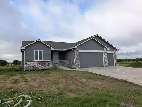 219 Summer Dr, Newton, KS 67114