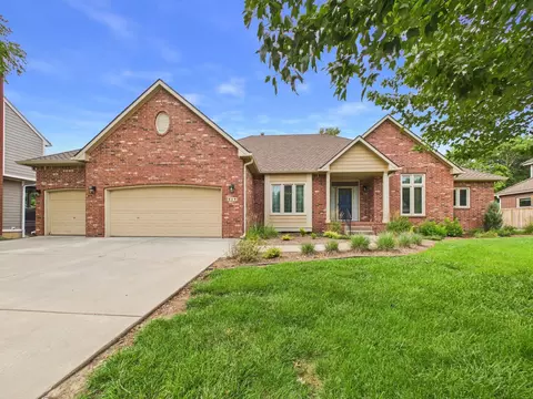 939 N Woodridge Ct, Wichita, KS 67206