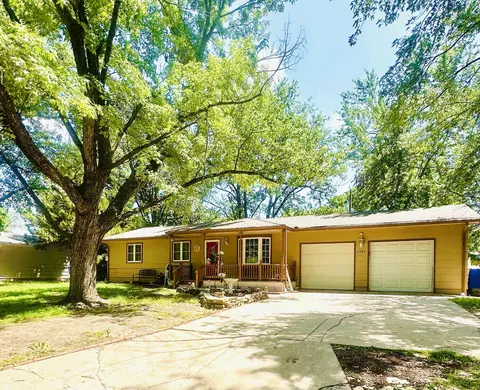 1321 W 9th St, Newton, KS 67114