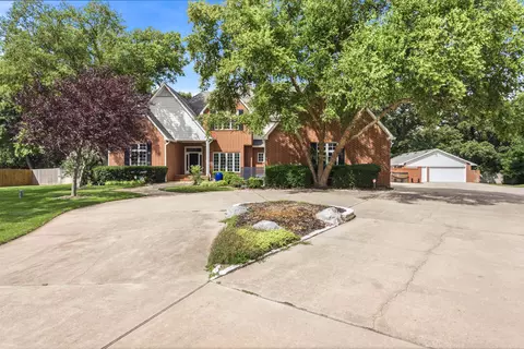 419 N Brook Forest Rd, Derby, KS 67037