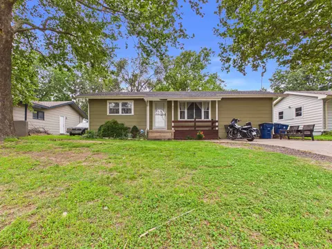 901 N Foulk Dr, Belle Plaine, KS 67013