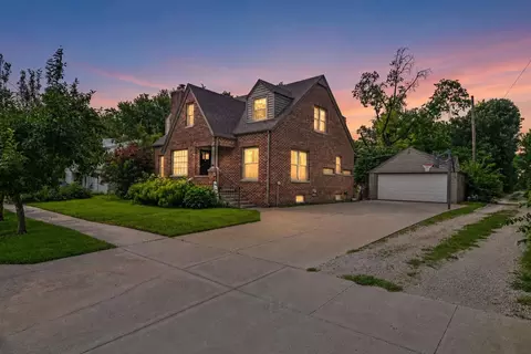109 E Academy, Hesston, KS 67062