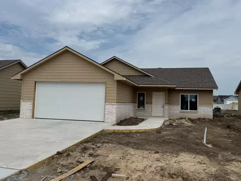 8962 E Joshua St, Bel Aire, KS 67226