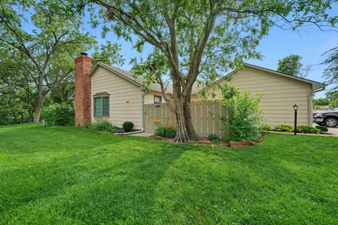 1360 Parkwood Dr, Salina, KS 67401