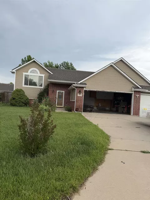 1810 S Fox Run Cir, Wichita, KS 67207