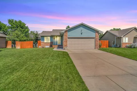 610 S Blue Stem Cir, Haysville, KS 67060