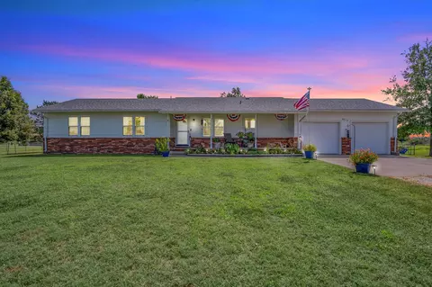 8712 N Ridge Rd, Valley Center, KS 67147