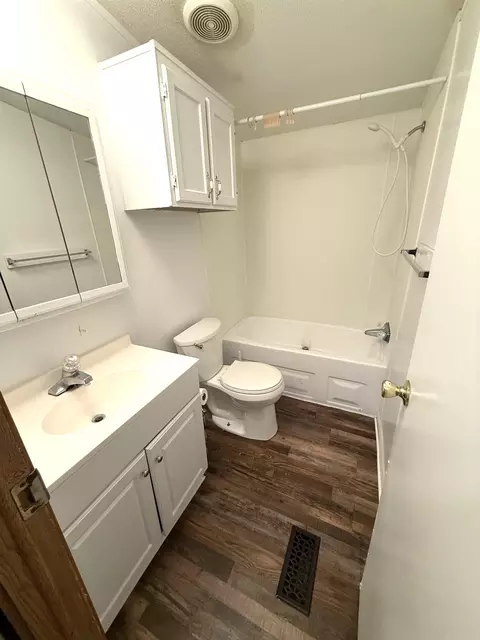 Bath - 521 Eighth St, Harper, KS 67058 photo 2 of 2