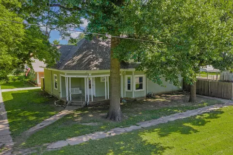 802 N Linden St, Belle Plaine, KS 67013