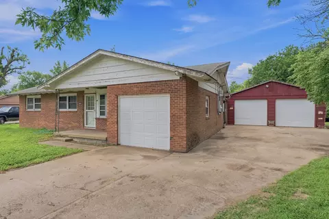 829 W Alexander Ct, Haysville, KS 67060