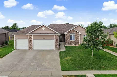 2122 Redhawk Ln, Salina, KS 67401