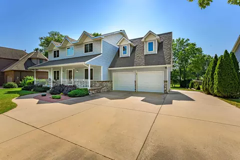 925 S Honeybrook Ln, Derby, KS 67037