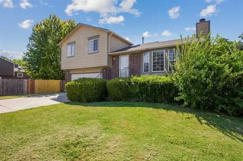 2425 N Beacon Hl, Wichita, KS 67220