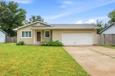725 W Lockwood St, Wichita, KS 67217