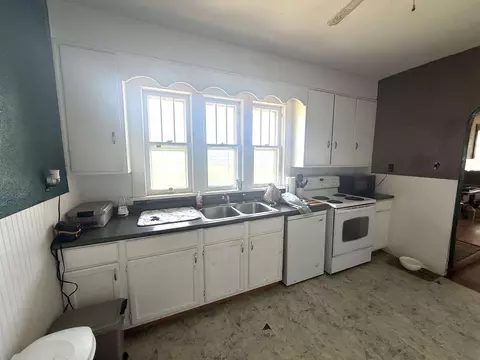 Kitchen - 1003 N Springfield Ave, Anthony, KS 67003 photo 3 of 4