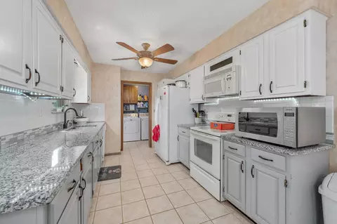 Kitchen - 3 N Willow, Mulvane, KS 67110 photo 2 of 5