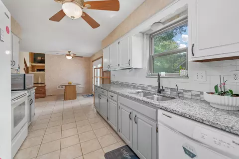 Kitchen - 3 N Willow, Mulvane, KS 67110 photo 5 of 5