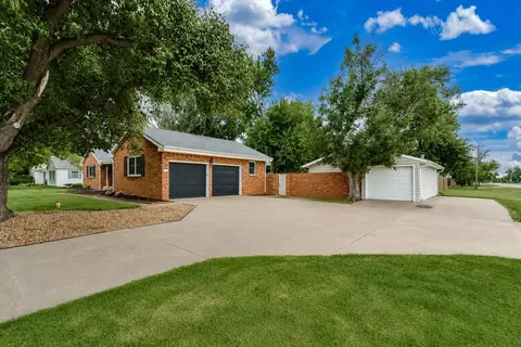 Exterior - 917 W 4th St, Halstead, KS 67056 photo 4 of 4