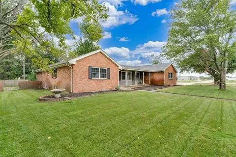Exterior - 917 W 4th St, Halstead, KS 67056 photo 1 of 4
