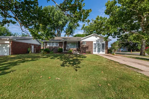 901 S Drury Ln, Wichita, KS 67207