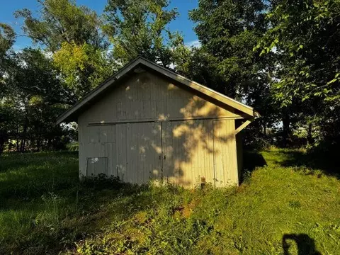 416 Walnut St, Halstead, KS 67056 photo 2