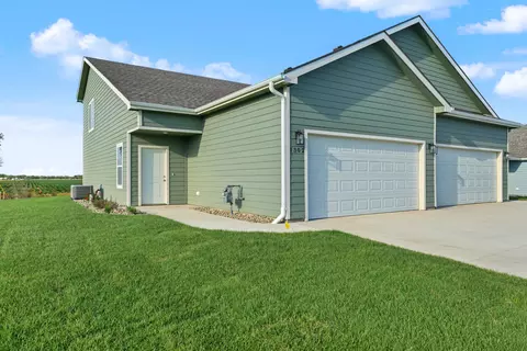 1302 Steve Hawley Ln, Salina, KS 67401