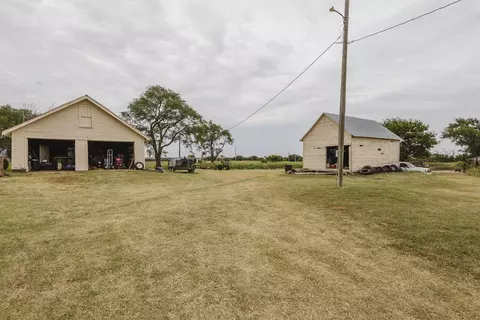 Exterior - 426 SE 10 Ave, Anthony, KS 67003 photo 4 of 6