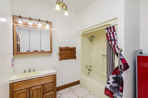 Bath - 426 SE 10 Ave, Anthony, KS 67003 photo 1 of 1