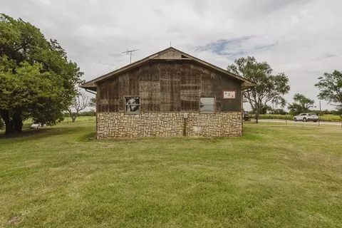 Exterior - 426 SE 10 Ave, Anthony, KS 67003 photo 3 of 6