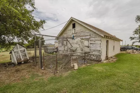 Exterior - 426 SE 10 Ave, Anthony, KS 67003 photo 5 of 6